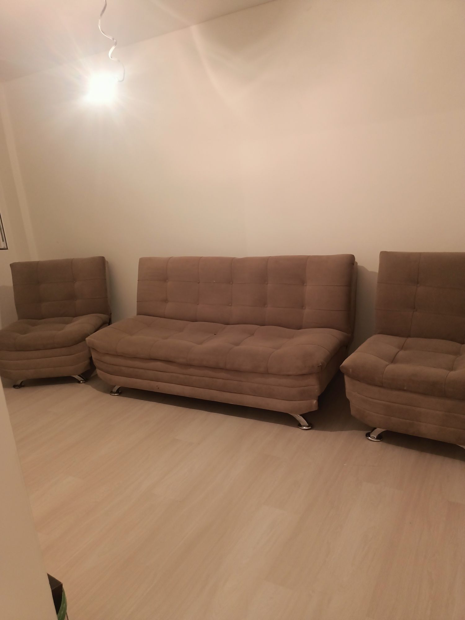 Срочно продам диван-троику б/у.