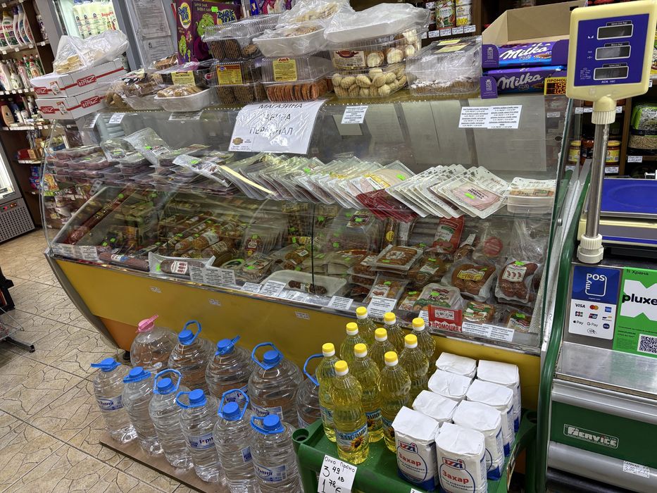 Продавам хладилна витрина и касов модул