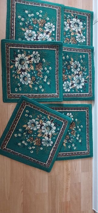 Натуральные ковровые покрытия (чехол) на стулья.