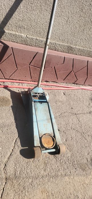 Подкатной домкрат 2.5т