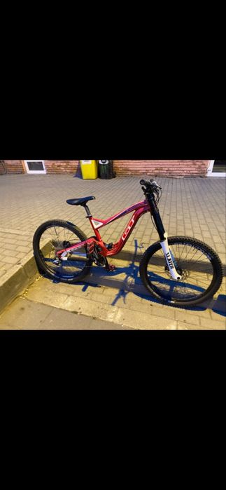 Bicicleta downhill GT