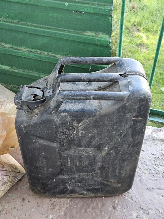 Продам канистру  20 литров