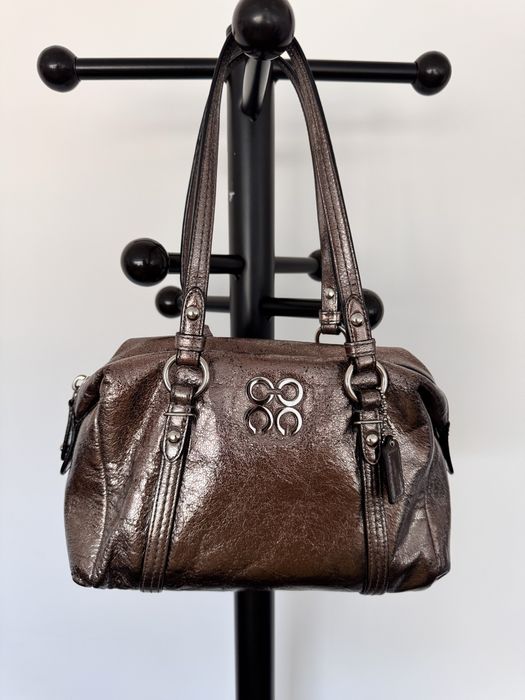 Малка чанта Coach в цвят старо злато