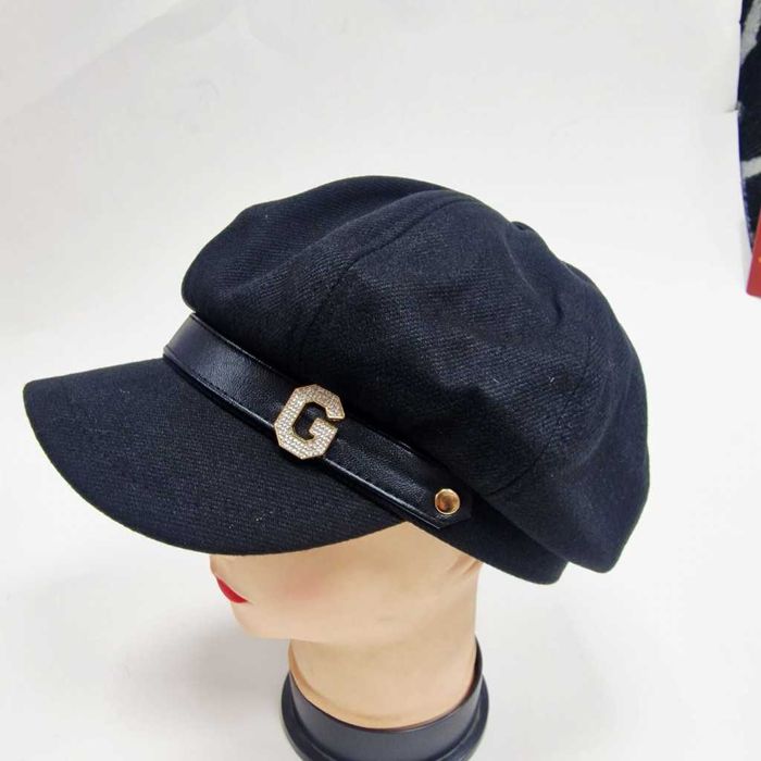 Елегантна дамска шапка тип фуражка с декоративна лента и метално лого