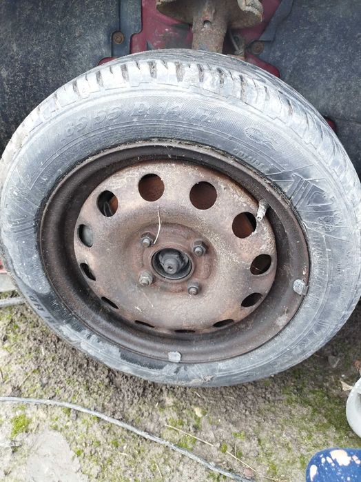 Vînd 2 cauciucuri cu jante Ford focus desmembrez mașină focus an2002