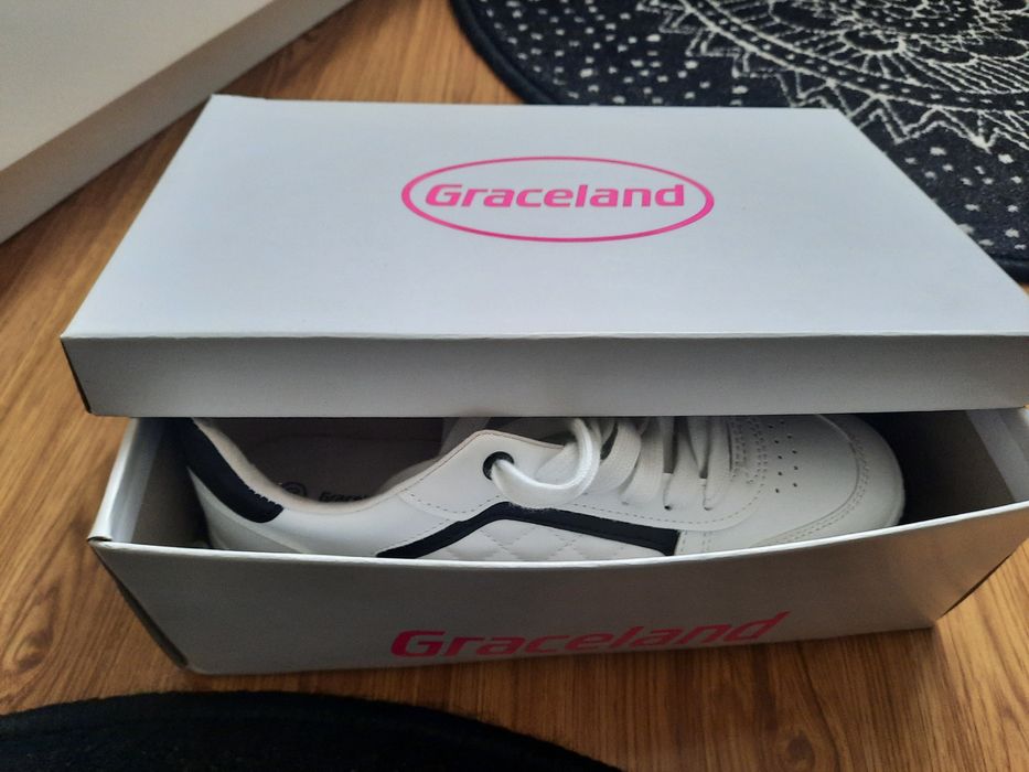 Vand adidasi noi, alb cu negru, nepurtati, de dama