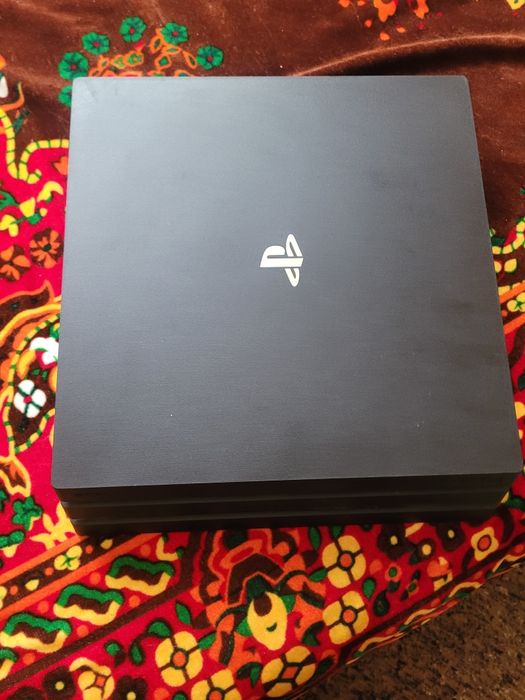 Vând ps4 pro cu 10 jocuri