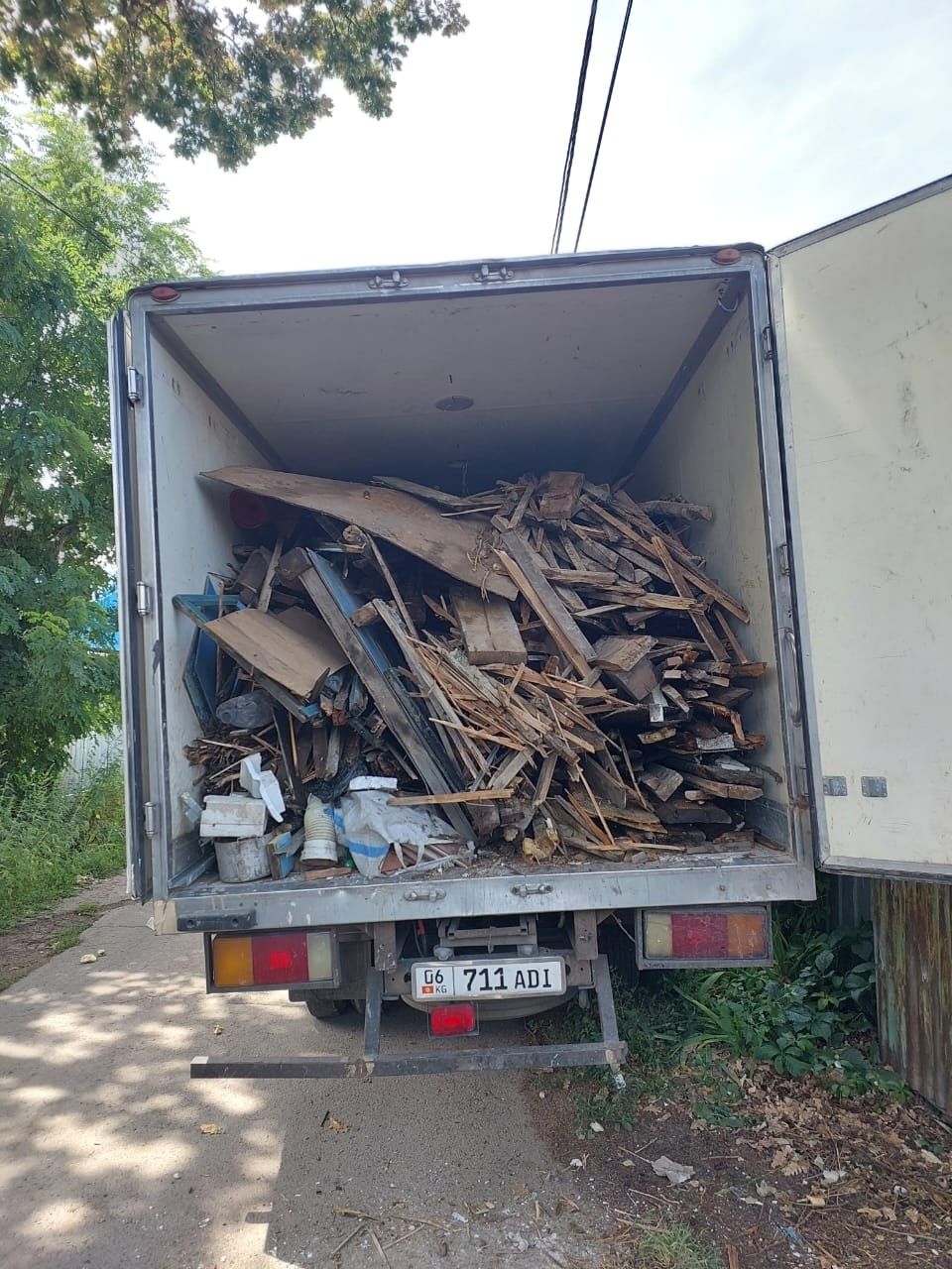 Вывоз мусора Услуги вывоз мебели уборка подвалы Грузчики