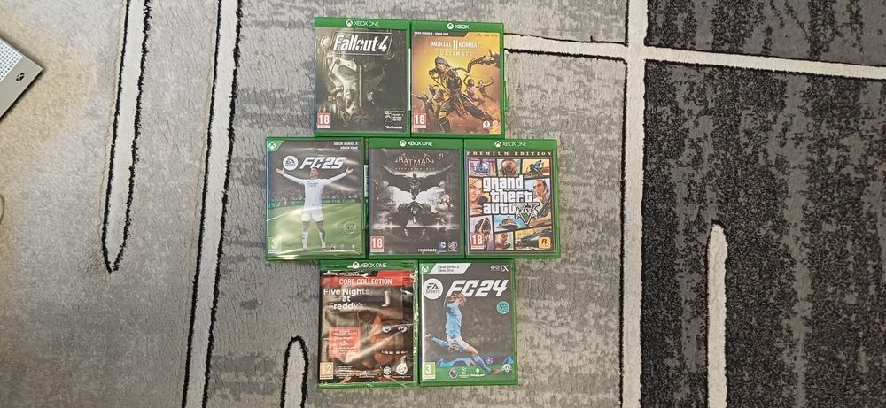 Vand consola xbox one seria s cu 2 controlere+ jocuri