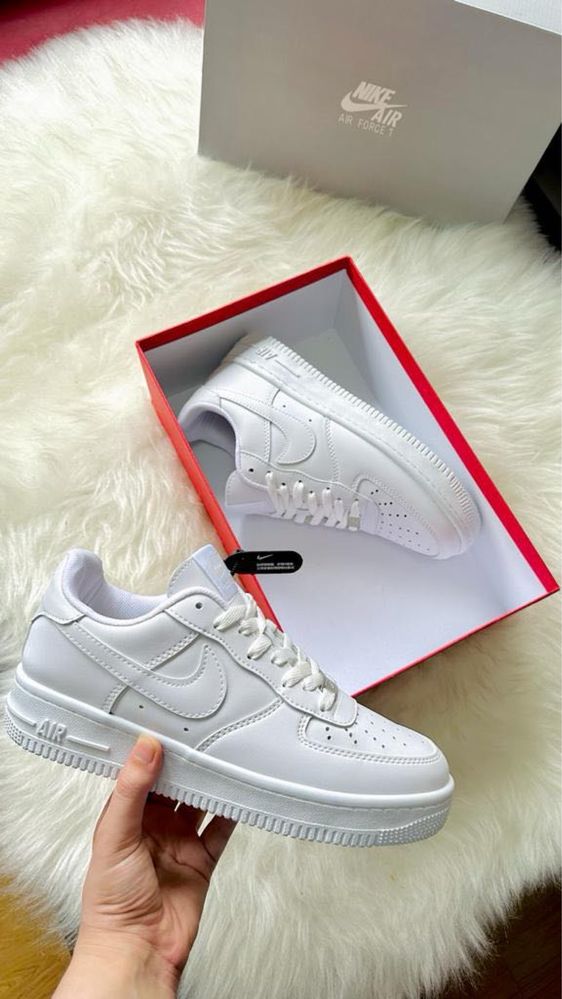 Adidasi nike air force 1 triple white si black