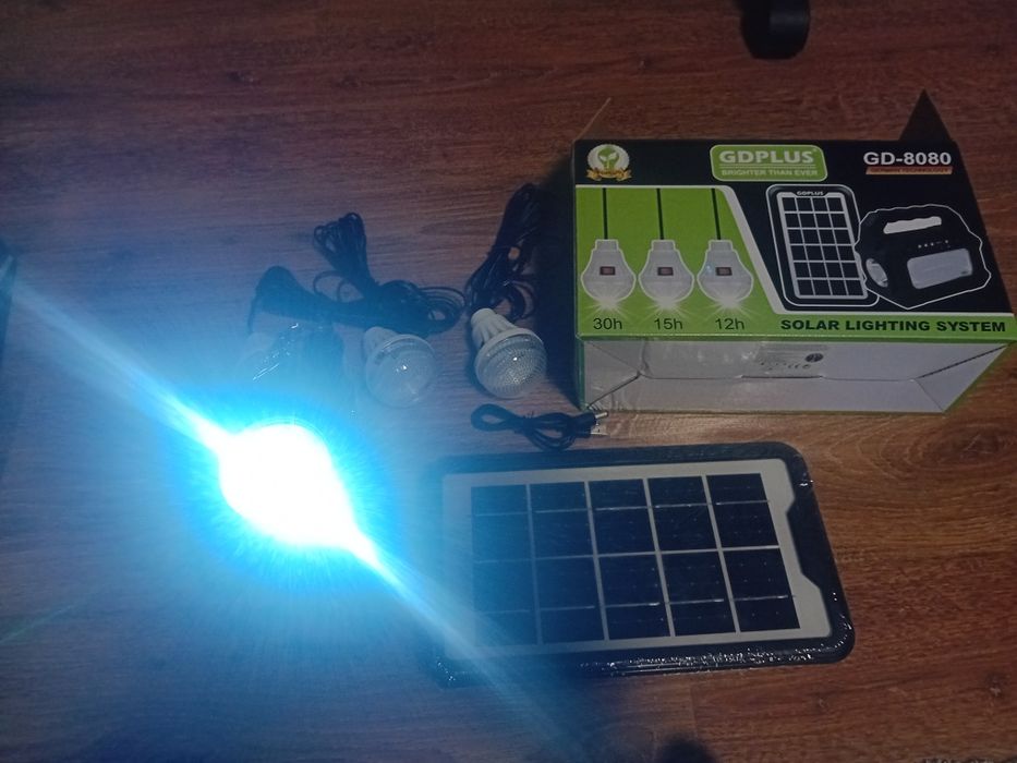 Kit portabil  pentru iluminat cu încărcare solara și la priza
