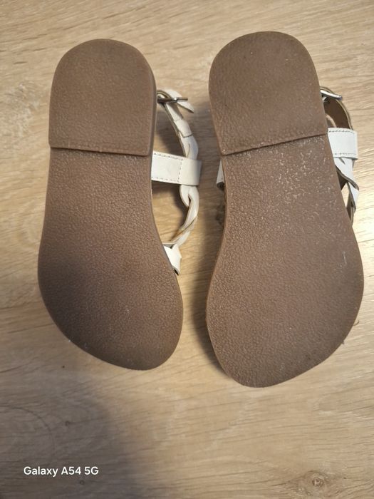 Vând pantofi fetițe măsura 25