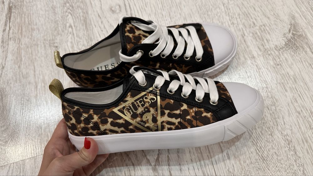 Нови дамски кецове Guess