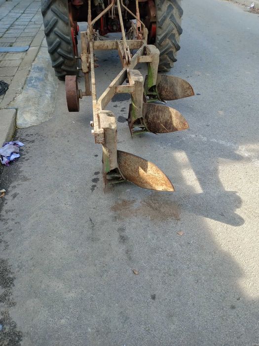 Продавам навесен плуг
