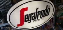 Firma luminoasa Segafredo