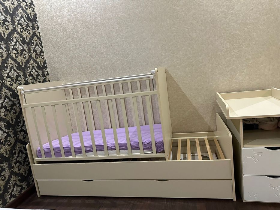 Манеж  можно разобрать в кровать