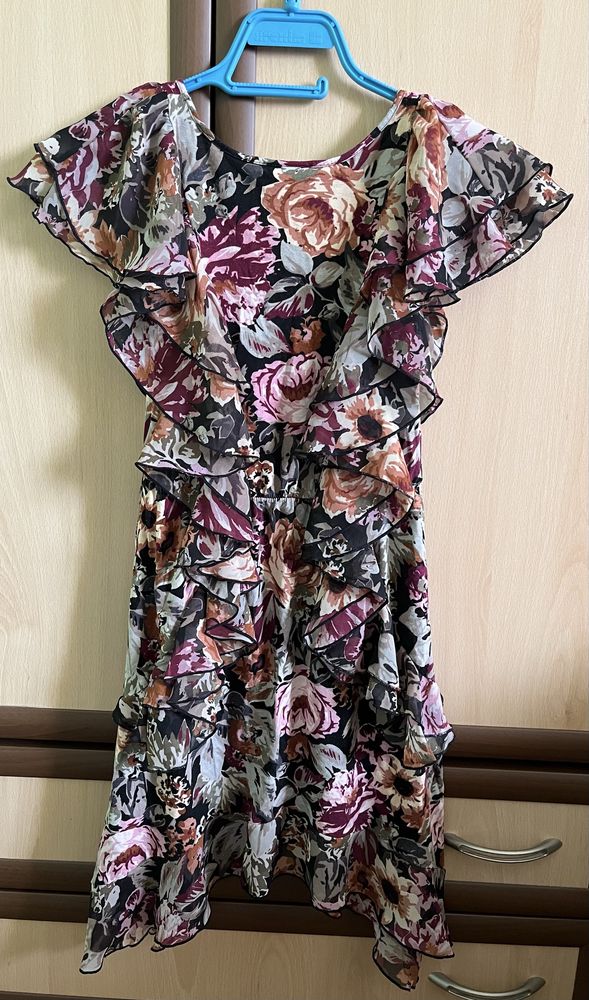 Къса рокля H&M.