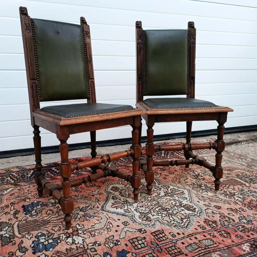 Старинни трапезни столове с дърворезба и орнаменти лъвски глави.