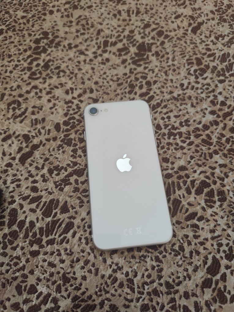 Iphone SE2020 с калъф, стъклени протектори и зарядно