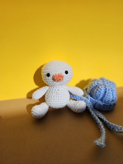 Om de zăpadă cu căciulă și fular