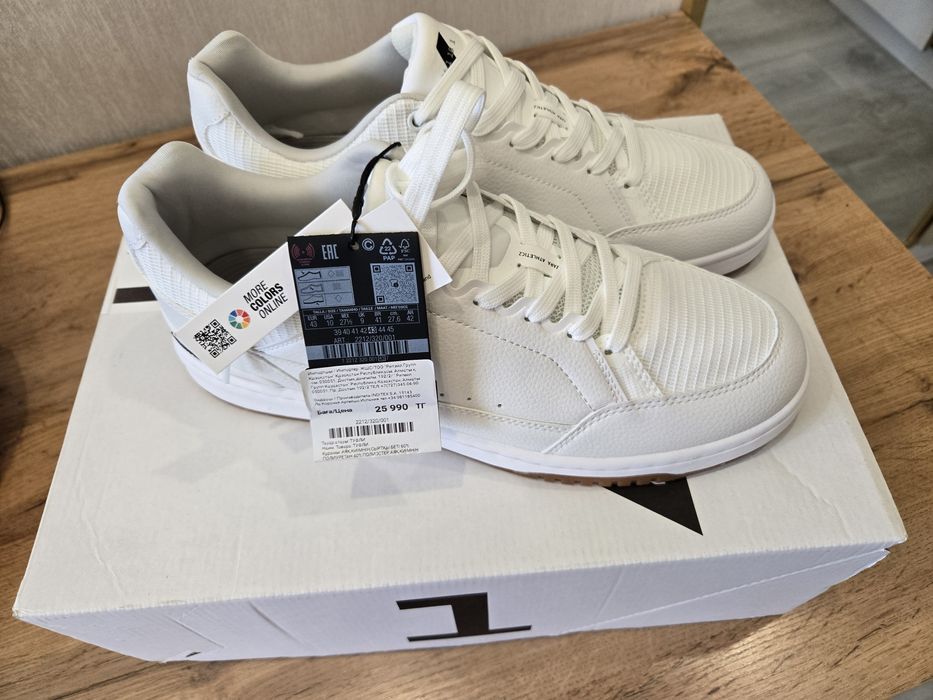 Продам новые кроссовки