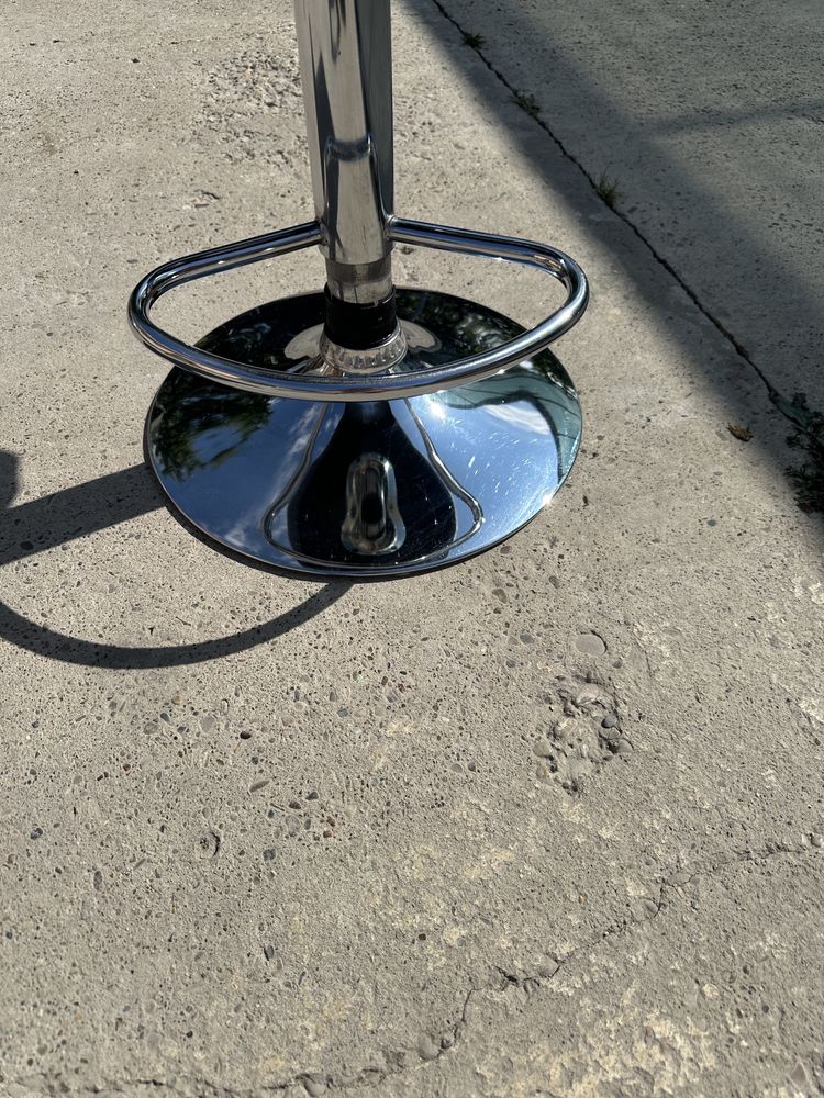 Scaun bar cu picior reglabil
