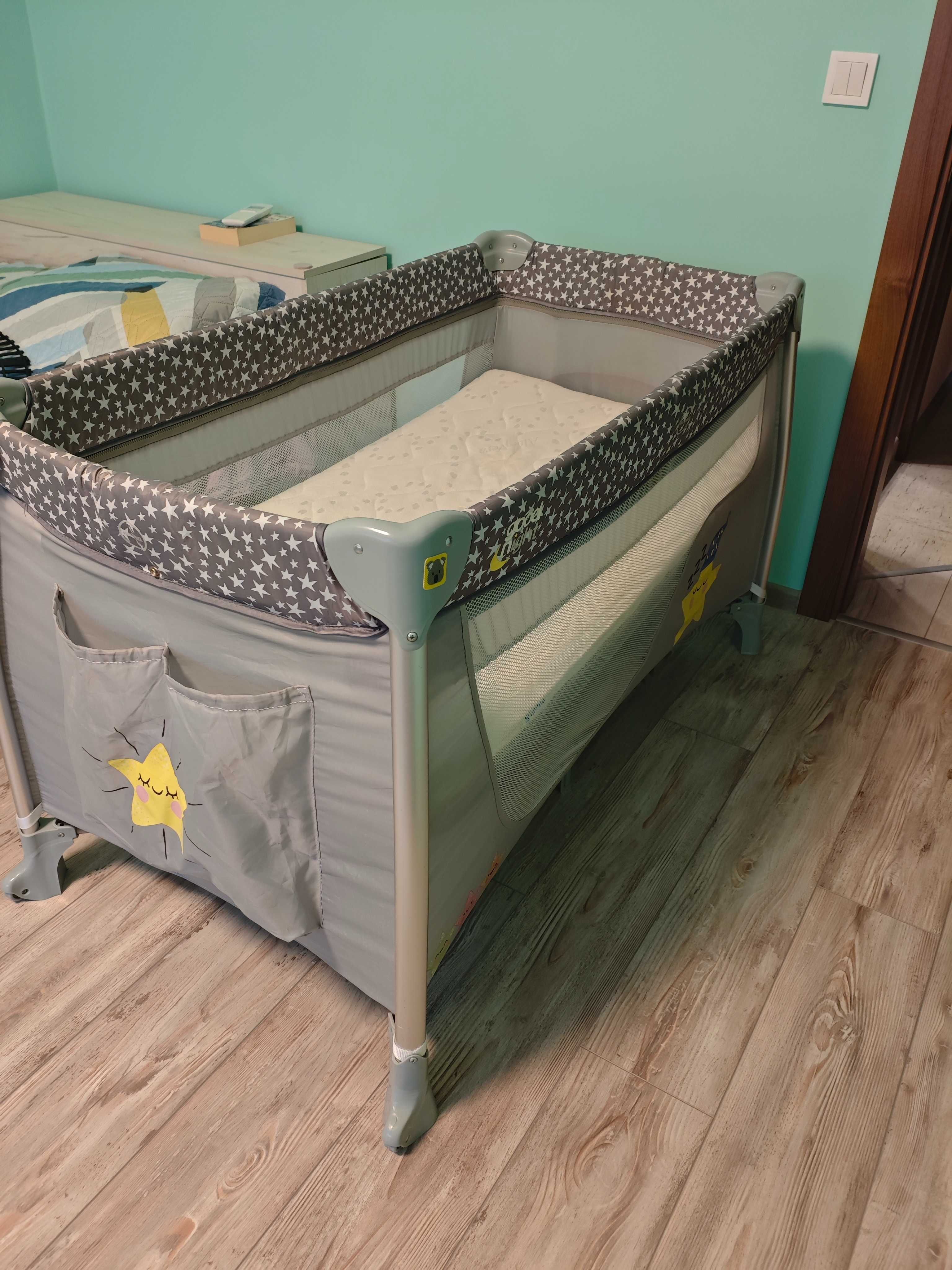 Продавам сгъваема кошара с матрак