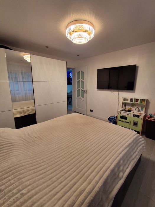 Vând apartament renovat recent