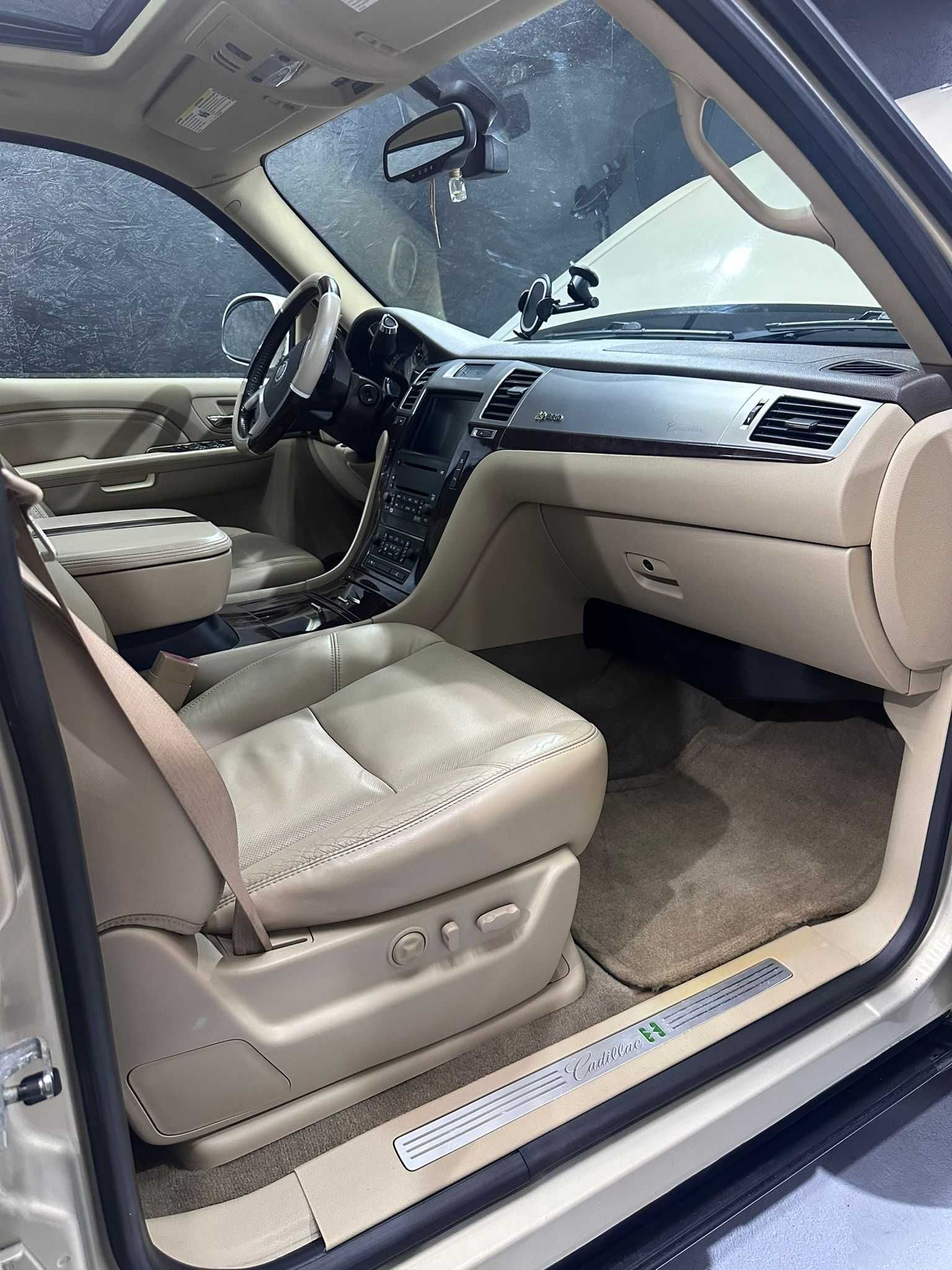 Cadillac Escalade HYBRID sau schimb cu teren
