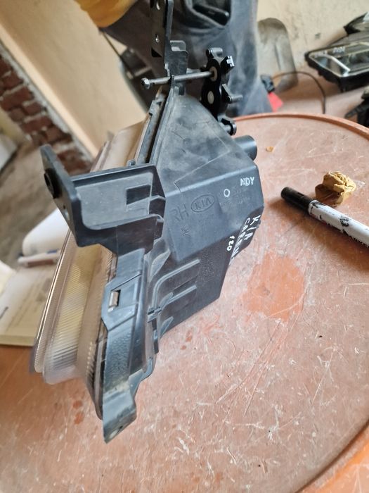 Kia Carens Lift 2018 десен халоген