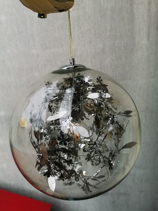 Vând lustra glob de sticla circa 30cm diametru model deosebit