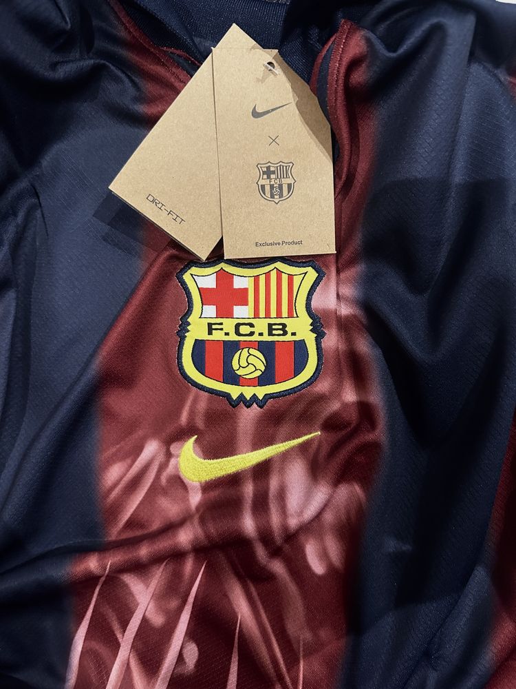 Tricou Barcelona x Travis