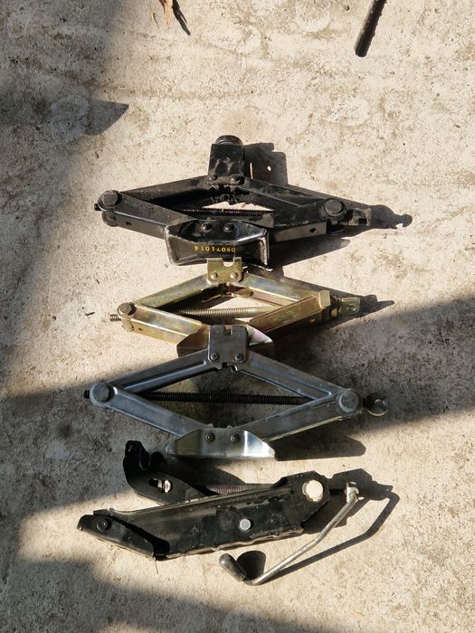 Домкрат енгил мошин