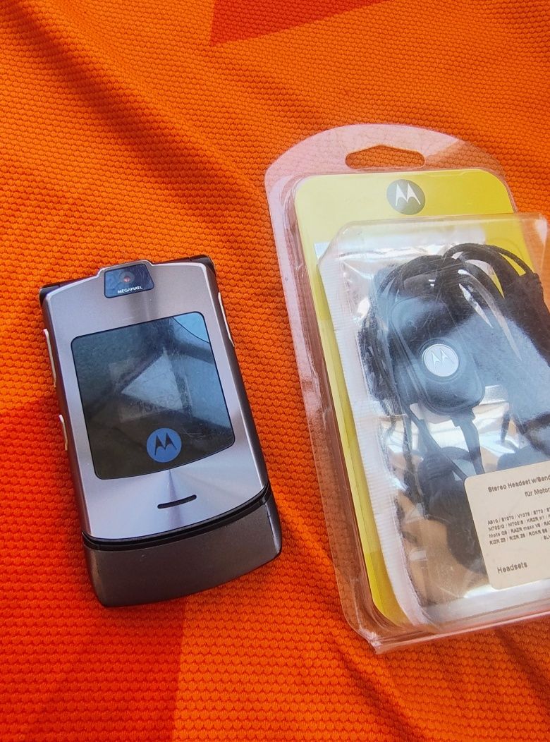 Motorola V3i + căști originale sigilate ( decodat)