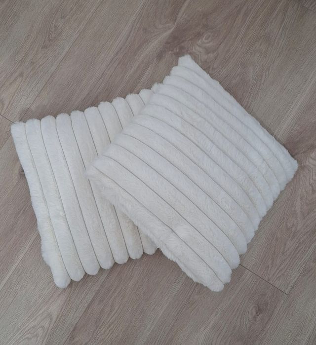 Set 2 pernițe pufoase noi ,35/35 cm