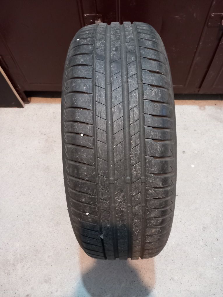 4 anvelope de vară 205/60R16 T92 3 marca Bridgestone și 1 Hankook.