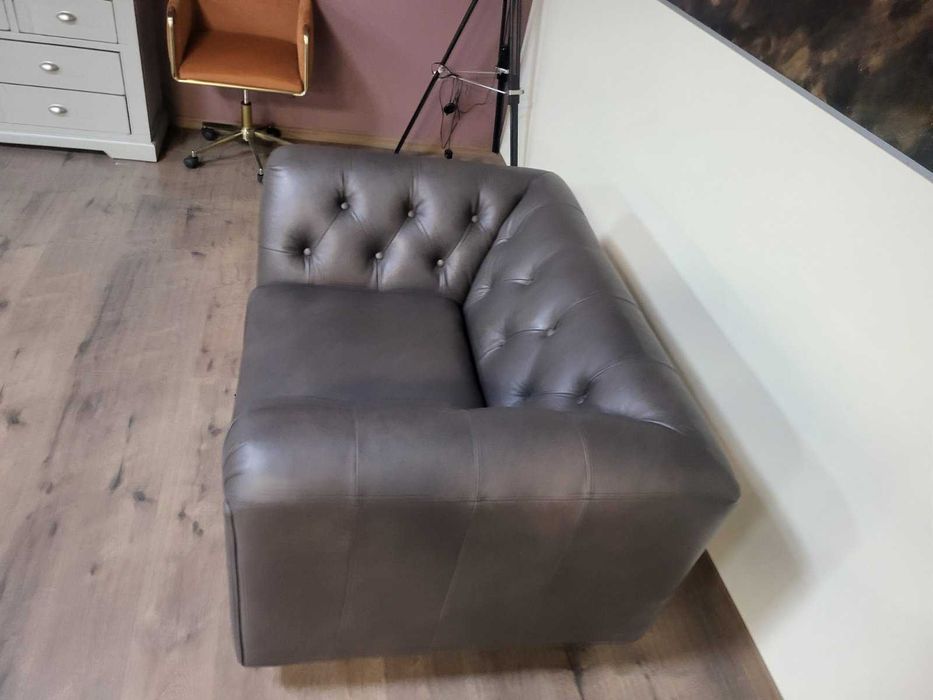 Кафяв кожен фотьойл тип Честърфийлд