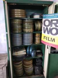 Стари филмови и телевизионни реклами ленти с метални кутии