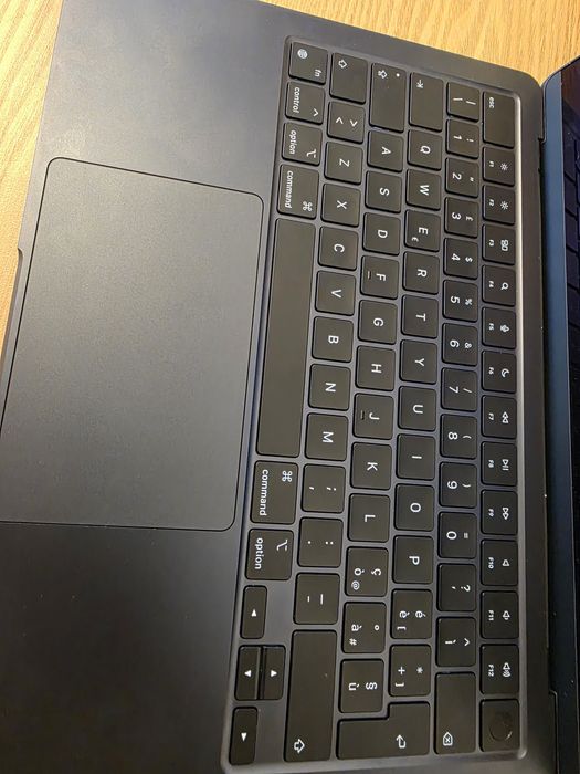 MacBook Air M2 2022 aproape nou