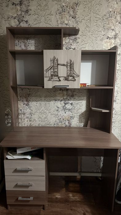 Письменный стол в хорошем состоянии