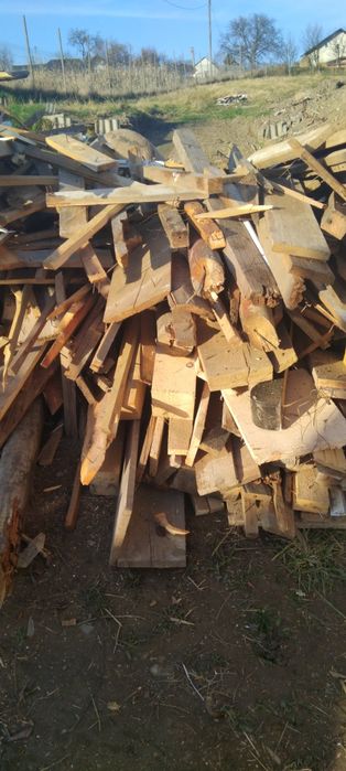 Lemn scos dintr-un acoperiș de casa