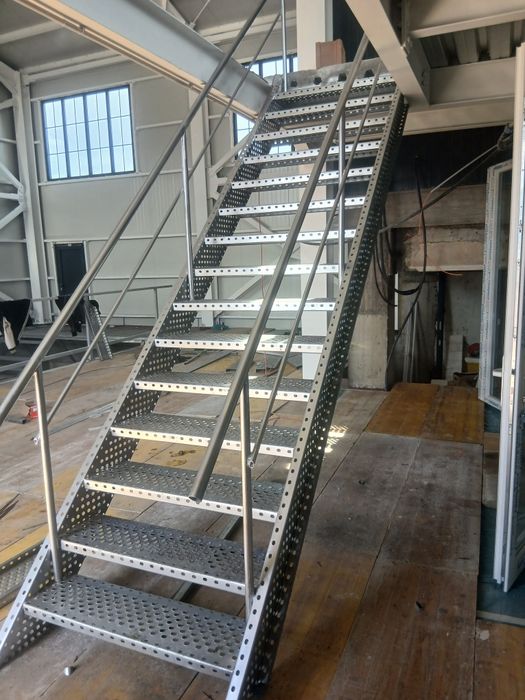 Vindem scări zincate de exterior