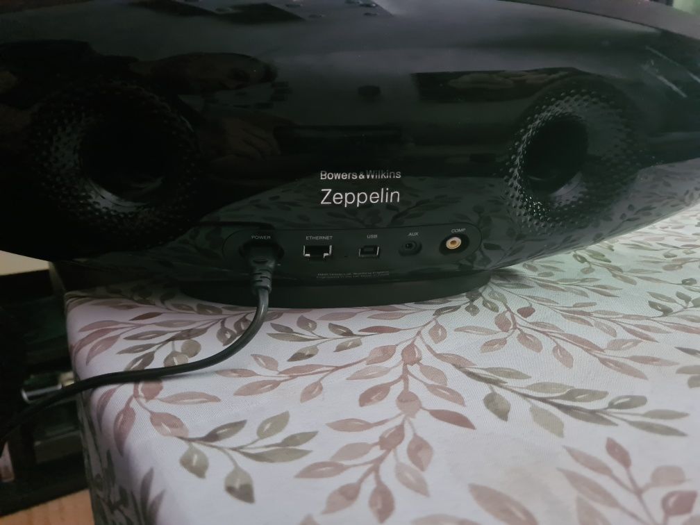 Vând Bowers & Wilkins Zeppelin, model cu dock de 30 pini