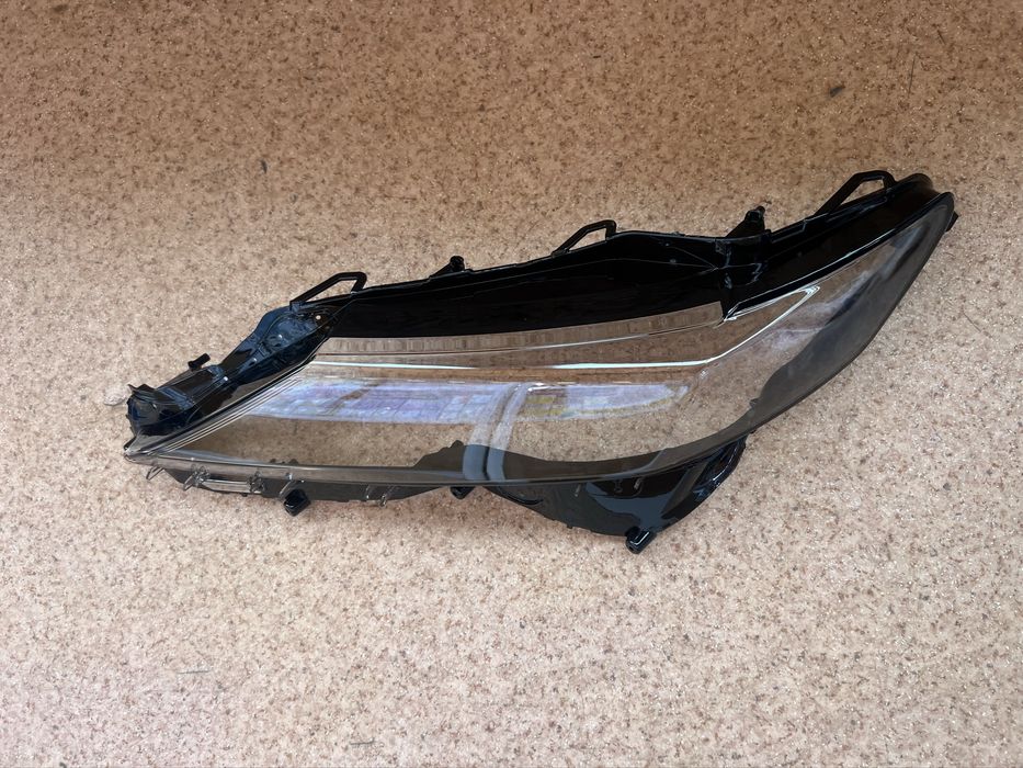 Левое стекло фары Toyota Camry 70 с 2017 по 2021