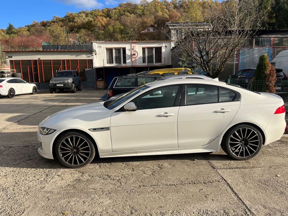 Jaguar XE 2015.