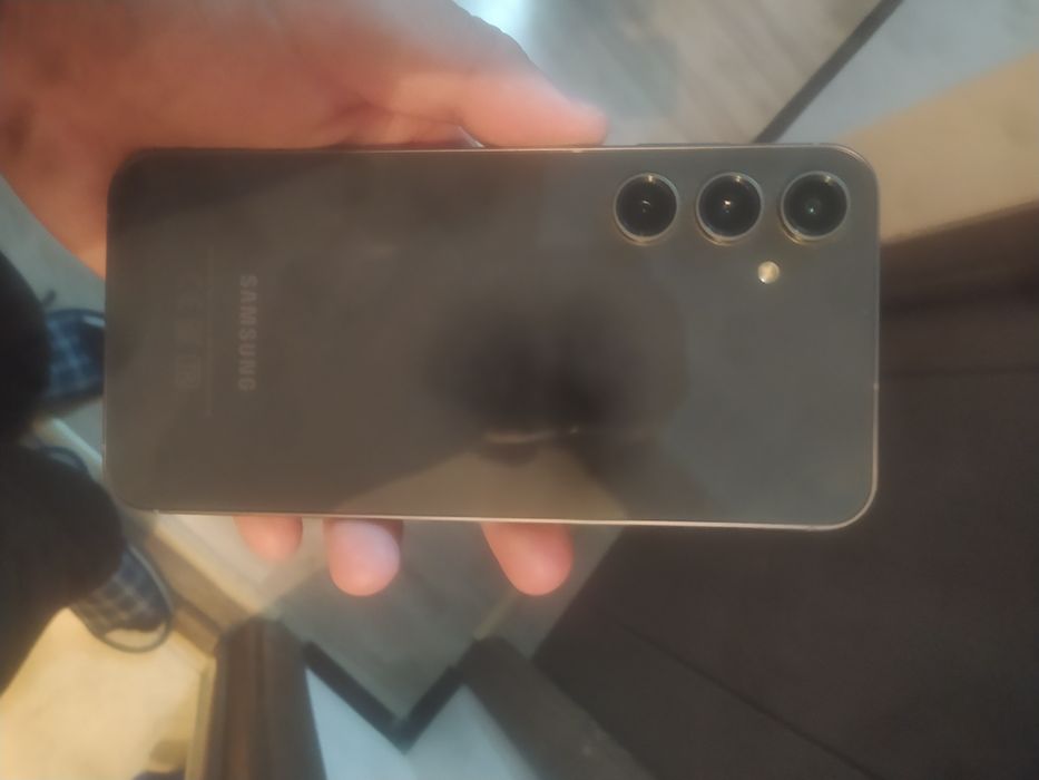 Samsung s23 fe продаем срочно .В идеальном состоянии