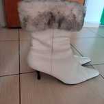 Cizme albe, toc negru subtire de 5 cm, imblanite, produse in Romania.