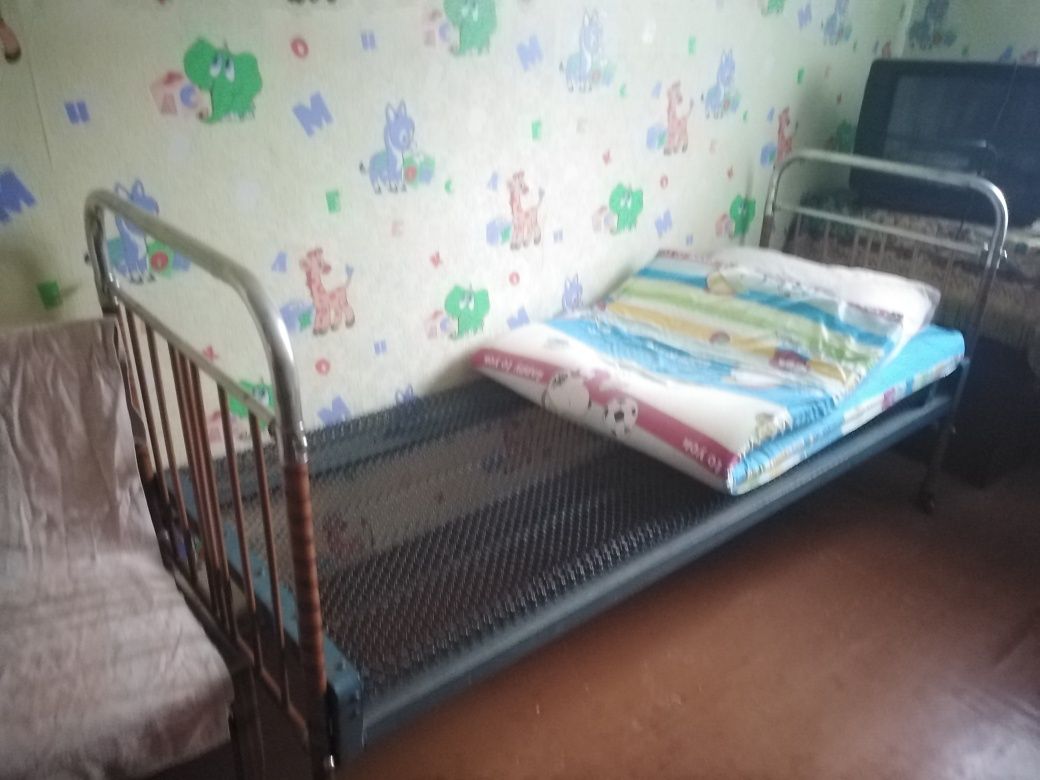 Железная кровать
Сергели