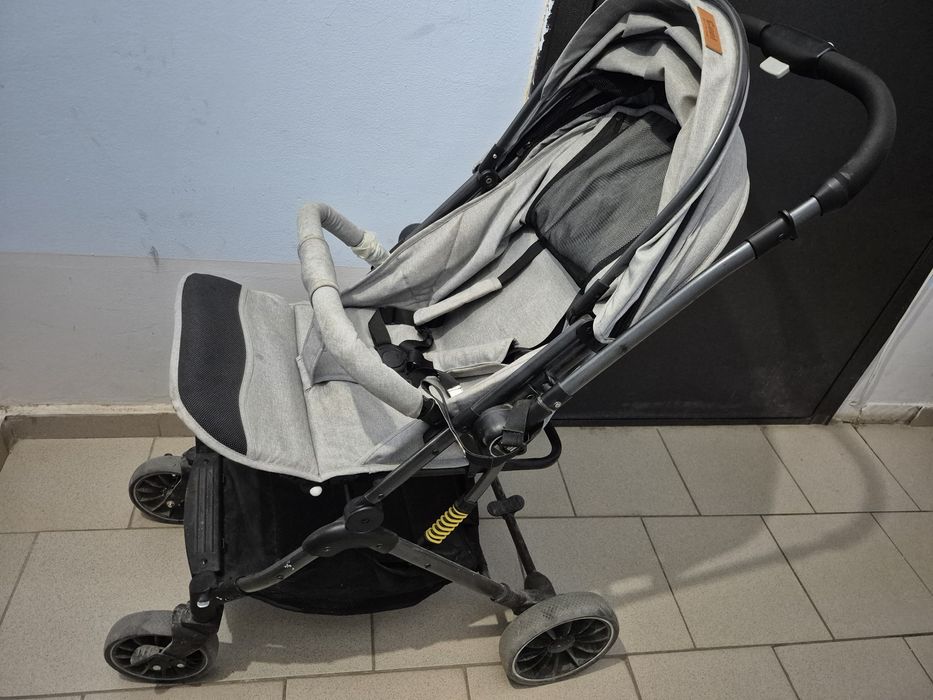 Продам коляску в отличном состоянии цвет серый