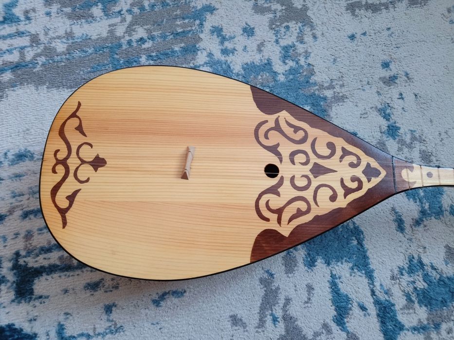 Продам домбру с чехлом